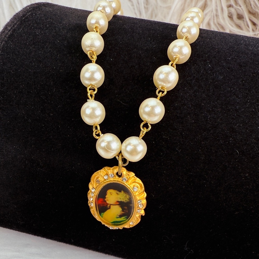 Vintage Goldtone Pendant with Faux Pearl necklace